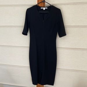 Diane con Furstenberg Size 4 - hits above knees, zipper detail at top and bottom